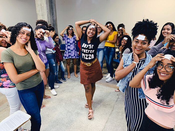 Aula de Visagismo diverte e ensina Alunos de Estética