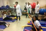 Alunos do curso de Fisioterapia realizam atividades de ginástica laboral