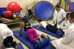 Alunos do curso de Fisioterapia realizam atividades de ginástica laboral