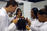Aula de Terapias Capilares no Curso de Estética e Cosmética